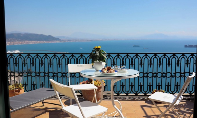 Raito Apartment | Room (Albori) Your Terrace on the Coast .