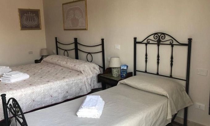Rilievo Apartment | Room 'Azzarola' with Shared Garden, Wi-Fi and Air Conditioning