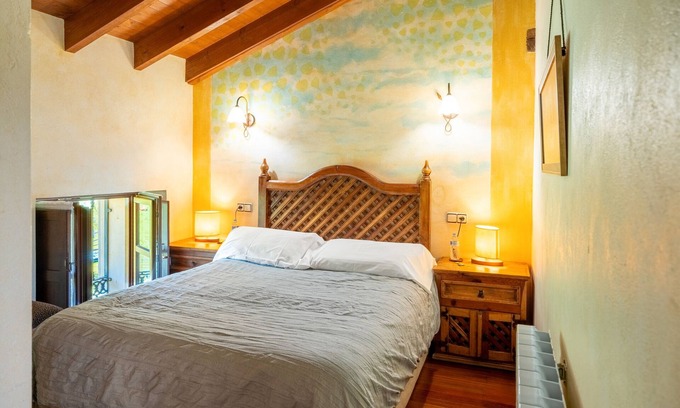 Santianes de Ola Apartment | Room 'Castañu' with Mountain View, Shared Garden and Wi-Fi