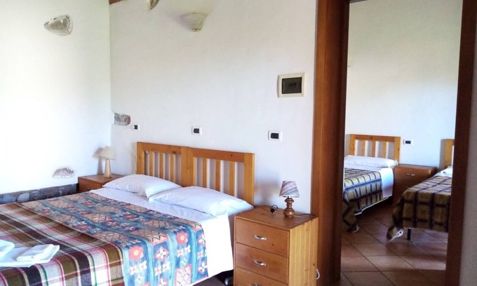 San Vincenzo Apartment | Room 'Contessa Beatrice' with Shared Garden and Wi-Fi
