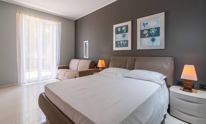 Pachino Apartment | Room 'David Gilmour - Junior Suite' with Shared Garden, Wi-Fi and Air Conditioning