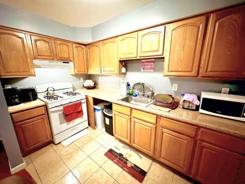 Newark House | Room G DIVINE VILLA AND RESORT, 6 MINS TO AIRPORT, 4MINS TO PENN STATION.