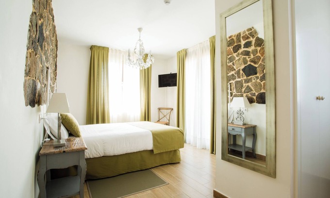 Santervas de la Sierra House | Room 'Habitación Doble Superior Adaptada' with Mountain View, Private Garden and Wi-Fi