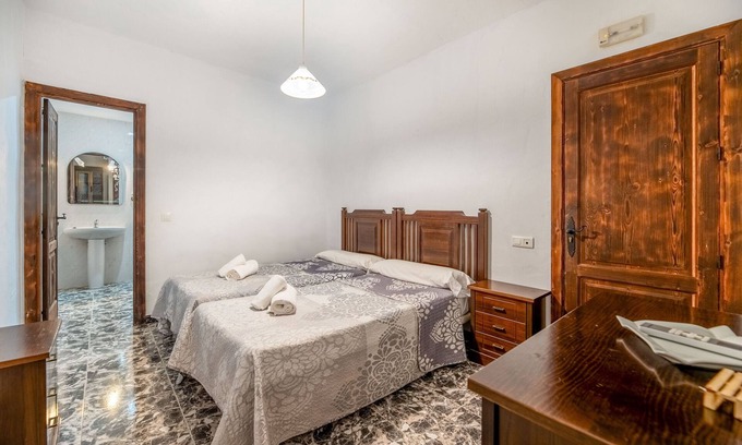 Guaro Apartment | Room 'Habitación 6' with Shared Terrace, Wi-Fi and Air Conditioning