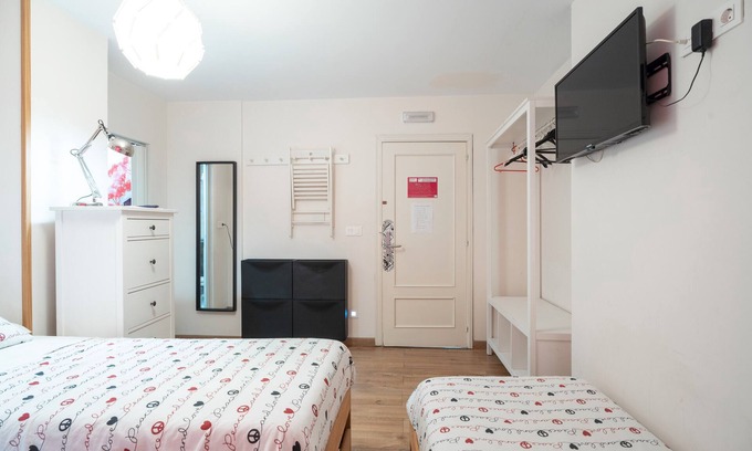 Distrito Llano Apartment | Room 'Habitación París' with Wi-Fi