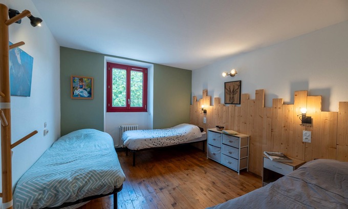 Vassieux-en-Vercors Apartment | Room 'Les Carlines' with Mountain View, Shared Terrace and Wi-Fi