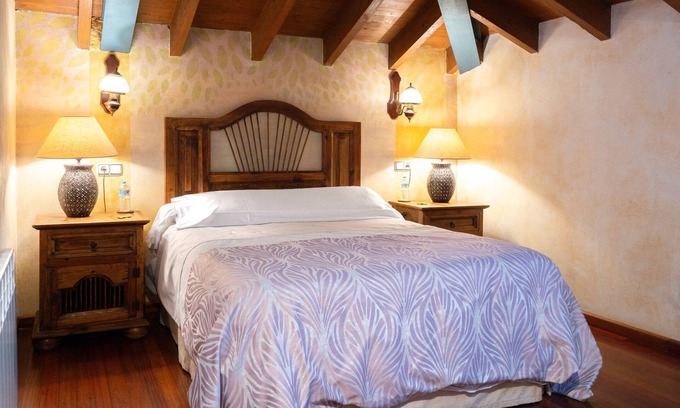 Santianes de Ola Apartment | Room 'Nogal' with Mountain View, Shared Garden and Wi-Fi