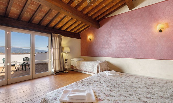 Cerreto Guidi Apartment | Room 'Quadrupla' with Wi-Fi and Air Conditioning