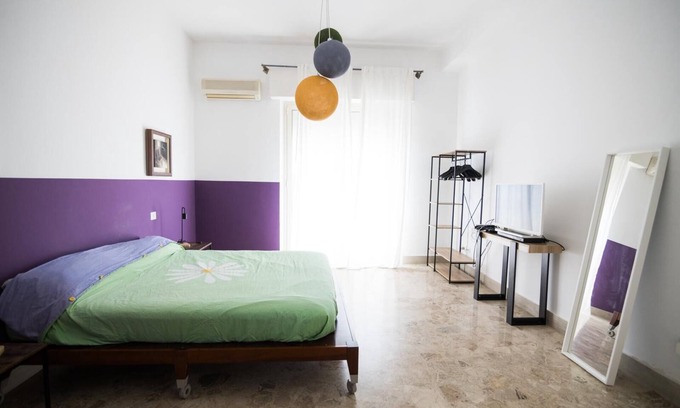 Reggio Calabria Apartment | Room with private bathroom in the city center.