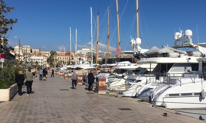 Le Suquet Apartment | rooms 40 m² 100 m from the beach and harbor 5 minutes from the Croisette Luxury building