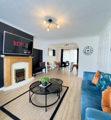 Worcester House | Rooms Near Me - Highly Rated! Luxury 3BR Entire House, Private Double Driveway & Garden, Worcester, Near Main Hospital Easy Access to M5 J6 & City Centre