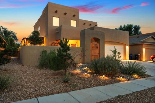 Vecinos Del Bosque House | Rooms nr Old Town-Bosque Trails