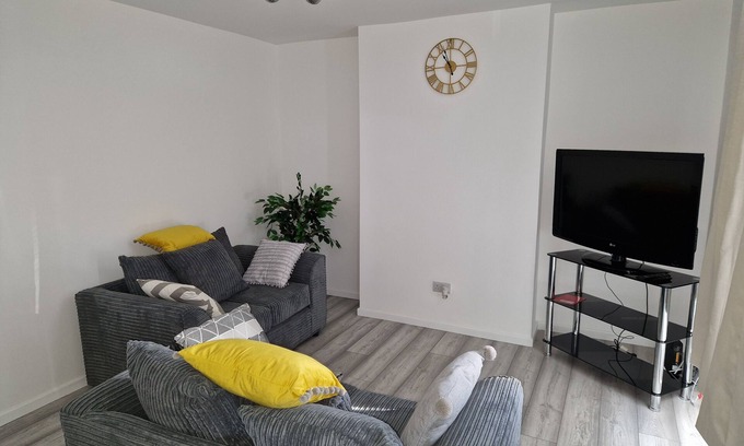 Swindon House | Roomy homes with big garden near Designer Outlet