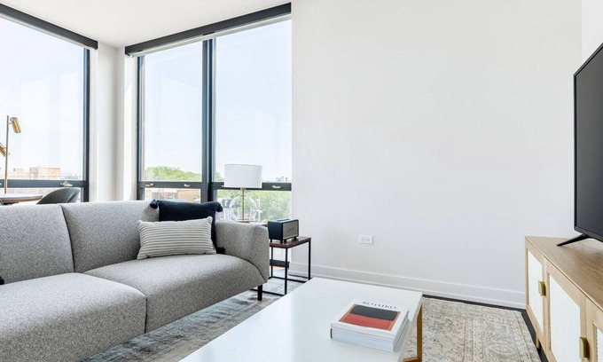 North Center Apartment | Roomy Ravenswood 2BR w/Rooftop, BBQ, next to Brown line, by Blueground