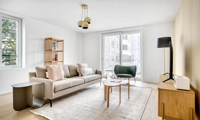 Sihlfeld Apartment | Roomy Wiedikon 2.5 Room w/Storage & W/D, 3 min to Market, by Blueground