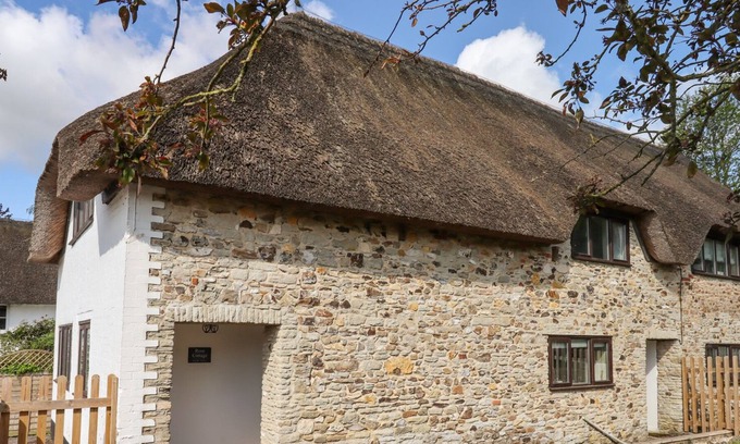 Buckerell Cottage | ROSE COTTAGE AT TREASLAKE FARM, pet friendly in Honiton