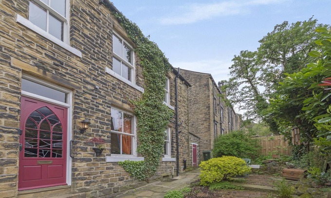 Haworth Cottage | ROSE COTTAGE, character holiday cottage, with open fire in Haworth