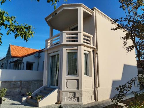 Fouras House | Rose Pompon