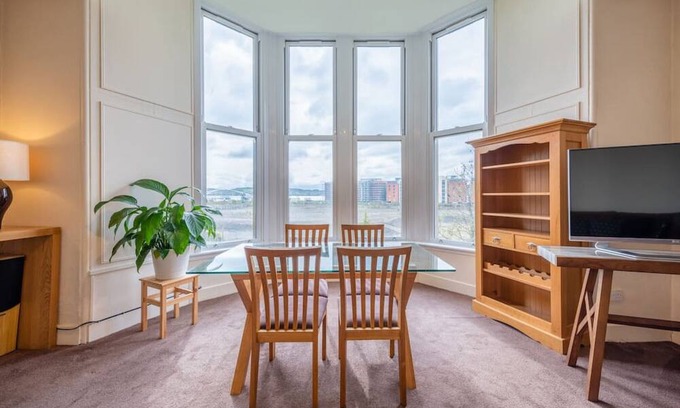 Dundee Apartment | Roseangle - Spacious Family Apartment with South Facing Garden