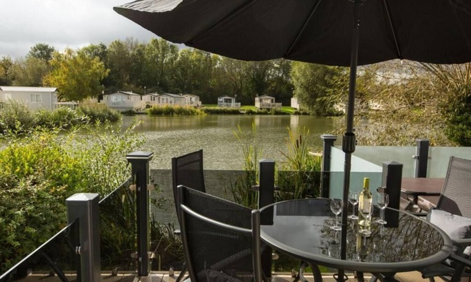 South Cerney House | Rosedale deluxe lake view caravan