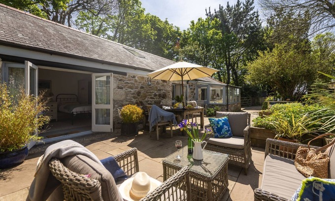 Saint Erth Praze House | Rosehendra - A beautifully refurbished pet-friendly barn conversion with two bedrooms, a log burner