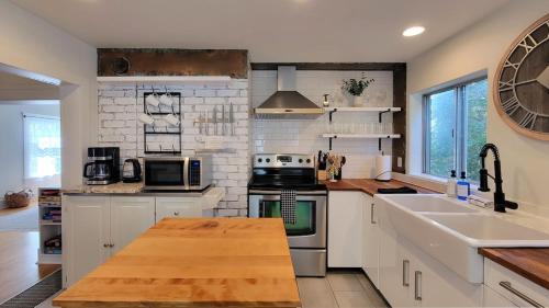 Medford House | Rosewood Landing by WanderLodges - Hot tub - Sauna