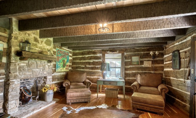 Round Top Cabin | Round Top | Cozy & enchanting historical cabin!