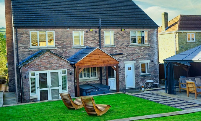 Millhouse Green Cottage | ROWAN HOUSE, pet friendly, with hot tub in Millhouse Green