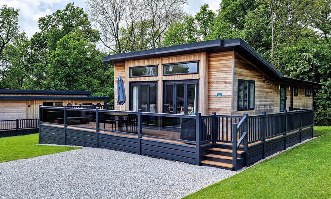 Pickering Ski Chalet | Rowan Lodge | sleeps 4 - Hot Tub, Dog Friendly - 5* Gold Award