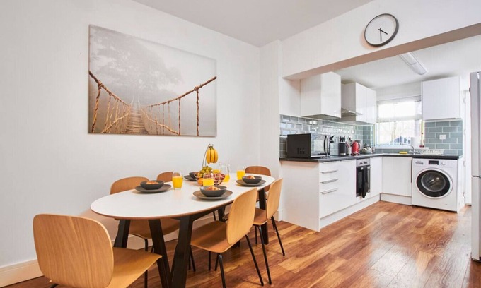 Derby House | Rowditch House - Spacious 3 Bed, Home from Home