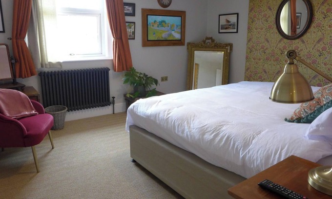 Offham Apartment | Royal Oak Retreat - Sleeps 6, Pub & Pet Friendly