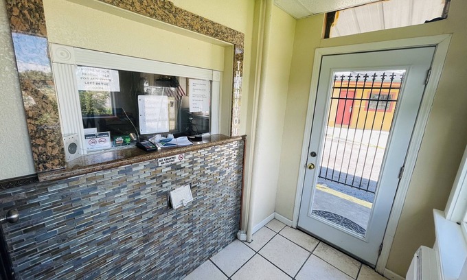 Viavant - Venetian Isles Hotel | Royal Palms Motel & RV Park