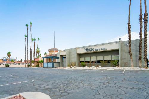 Indio Hotel | Royal Plaza Inn