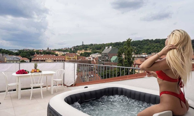 Smichov Apartment | Royal Skyline Residence