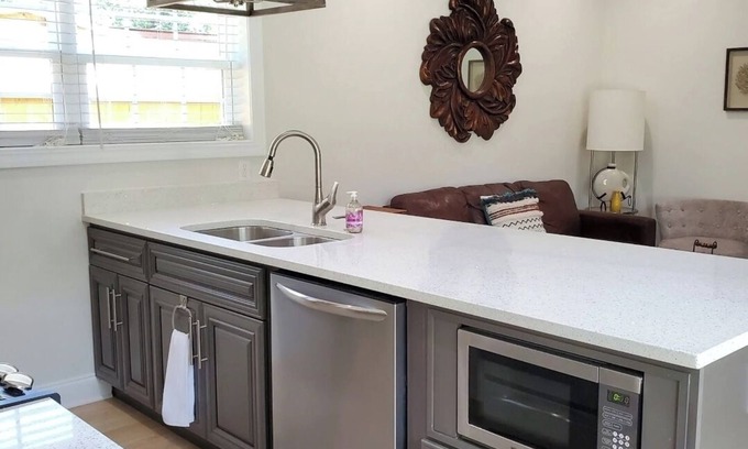 Mount Pleasant Cottage | Ruby's Cottage/Close to Beaches & Downtown