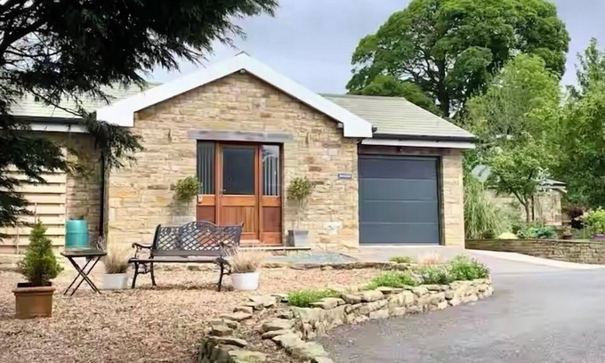 Westhouse House | Rural bungalow with field views, walks & wildlife: sleeps 2 adults. WiFi,Parking
