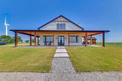 Myra House | Rural Home with Hot Tub Less Than 7 Mi to Winery and Golfing