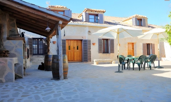 Duraton House | Rural House 'El Escondite De Los Duendes' with Mountain View, Private Garden and Wi-Fi