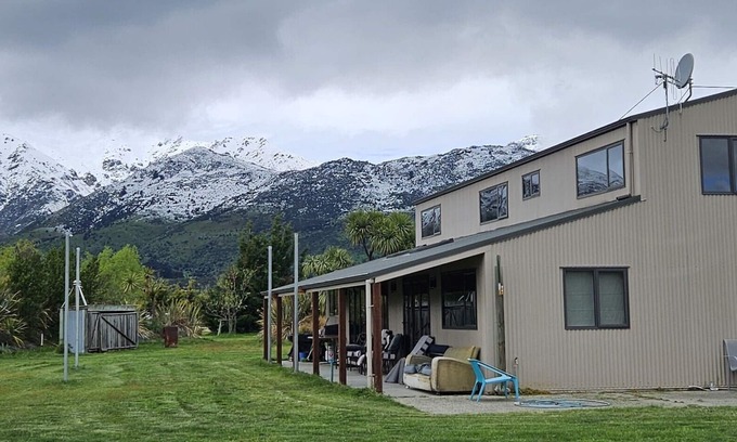 Wanaka House | Rural, idyllic, and 360 degree views! Spacious and only 15 minutes from Wanaka.