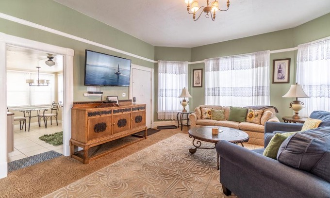 Downtown Reno Apartment | Rustic 2-Bedroom walking distance to Downtown