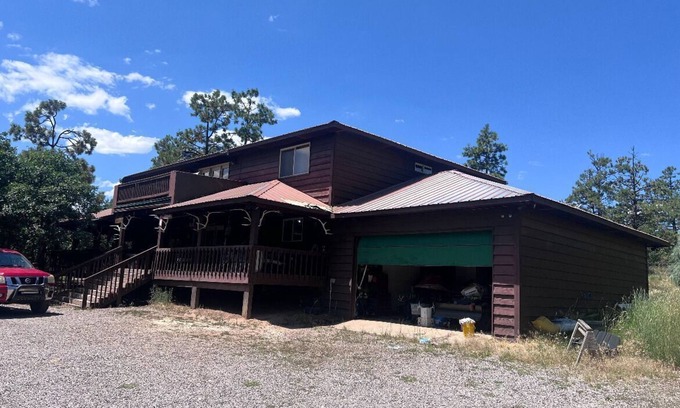 Rutheron Cabin | Rustic 7-BDRM and 3-bath lodge in a gated community in Los Ojos with WiFi access