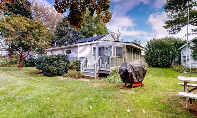 York Beach Cottage | Rustic and well-equipped cottage w/gas grill, deck, large lawn - near the ocean