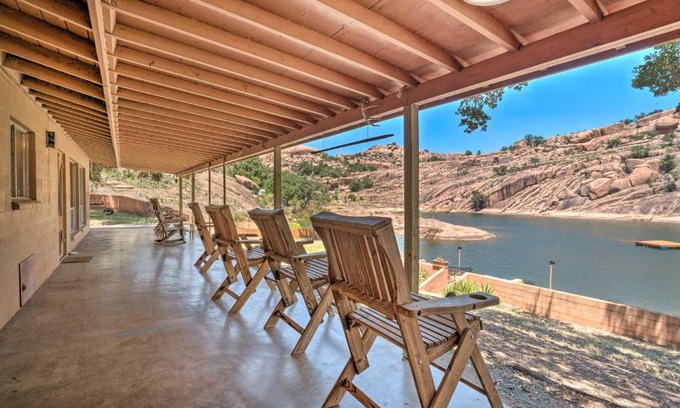 Llano House | Rustic and Western House on Lake - Swim and Fish!