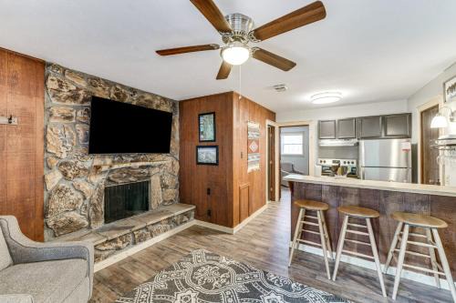 Angel Fire Apartment | Rustic Angel Fire Condo Resort Shuttle On-Site!