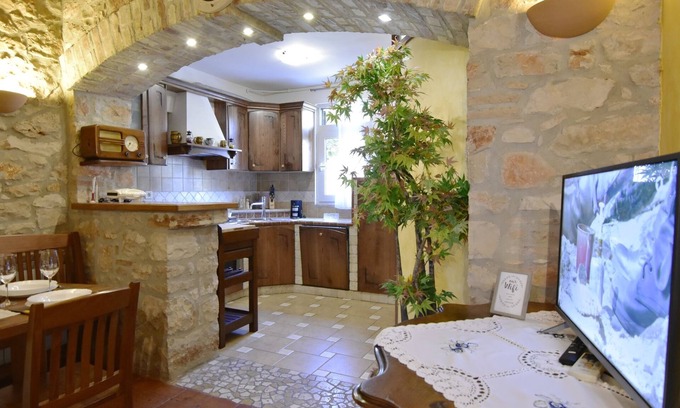 Umag Apartment | Rustic apartment in Umag, WiFi, air-conditioned, garden, parking, barbecue
