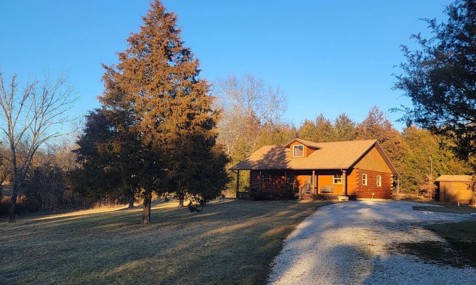 Black Cabin | Rustic Cabin in the Ozarks, near beautiful Black river