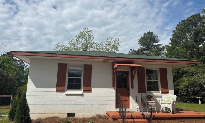 Columbia Cottage | Rustic Country Cottage Near Lake Murray -Just 1 hour from The Masters!