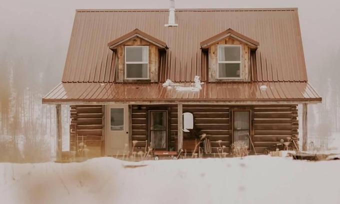 Tonasket House | Rustic Cozy Cabin In The Okanogan Highlands