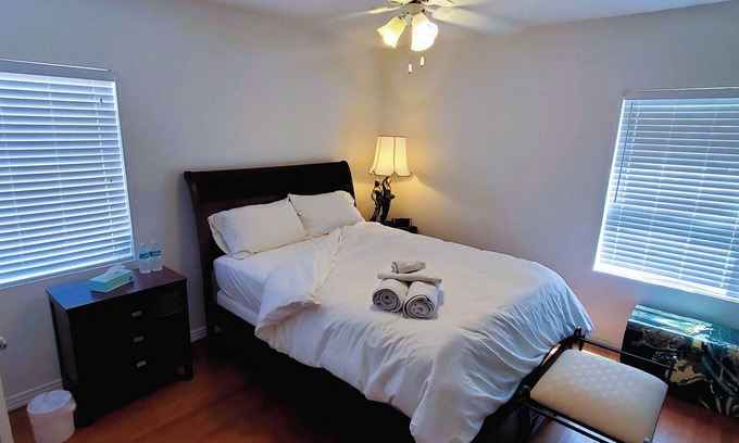 Delaney Park House | Rustic Dwtn House, Hot Tub, BIG Yard All 4 U