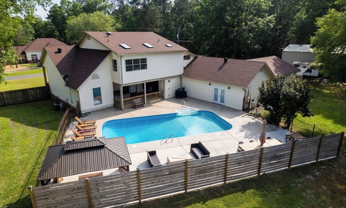 Mid America House | Rustic Farmhouse - Hot Tub - Bar - Fire pit